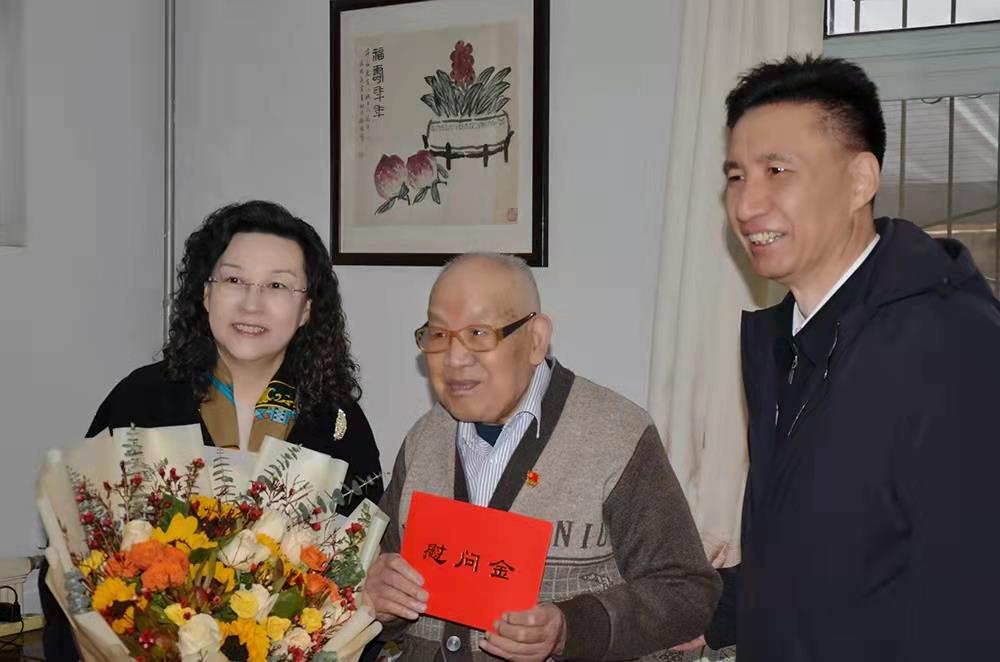 济南产发集团党委副书记、总经理黄蓓走访慰问离休老干部、老党员