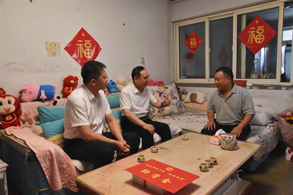 金秋助学，情暖人心 济南市总工会领导走访慰问集团 困难职工及子女